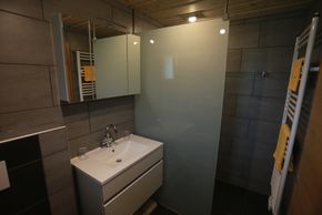 Bad mit Dusche, WC und Föhn