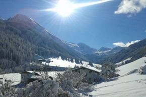 winterliche Landschaft mit Blick zum Hintertuxer Gletscher