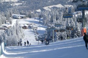 Alpinskifahren, Langlauf, Rodeln, Reiten, Eislaufen, Tennis usw. alles in unmittelbarer Nähe