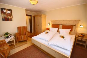 6 Doppelzimmer 28 bis 30 qm. mit, Dusche, WC, SAT-TV, W-Lan, Balkon, ruhige Lage, 6 Zimmer zur Auswahl!Kinderaufbettung im ZImmer der Elterndavon 2 Doppelzimmer Mansarde ( mit Dachschräge )