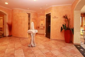 Wunderschoener Wellnessbereich mit Sauna, Dampfsauna, Infrarot und Panoramaruheraum