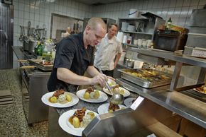 Küche im Hotel Tatzlwurm