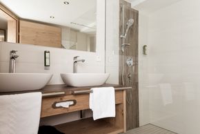 Geräumiges Badezimmer