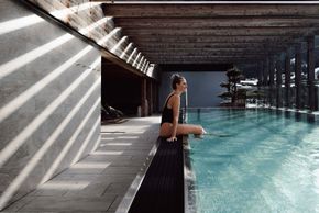 Nach dem Abenteuer oder einfach zum Abschalten – die Relax Area mit Pool und Saunen ist der perfekte Rückzugsort.