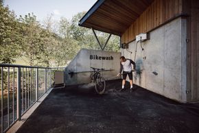 Eine praktische Bikewash-Station steht direkt am Hotel bereit.
