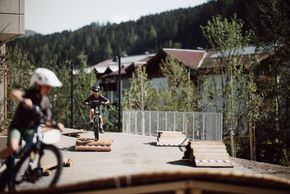 Kleiner Mountainbike-Parcours für junge Abenteurer direkt am Hotel.