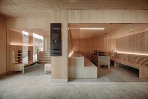 Im Wellnessbereich laden mehrere stilvoll gestaltete Saunen zum Entspannen ein.