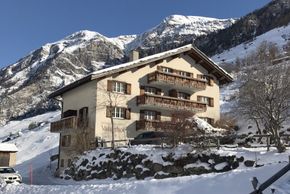 Der Sonnenbalkon von Vals mit den laengsten Sonnenstunden am Abend