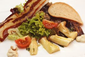 marinierte Kräuterseitlinge auf Blattsalat