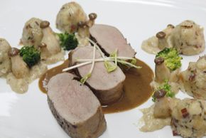 Schweinefilet mit Speckknöderl und Kräuterseitlinge