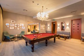 Lounge und Billard-Raum