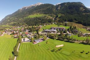 EUROPÄISCHER HOF Bad Gastein mit Golfplatz im Sommer