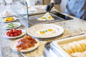 Frisches Spiegelei am Frühstücksbuffet