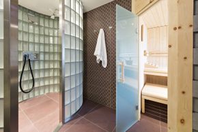 Sauna & Finarium mit Dusche