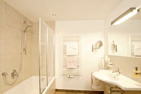 Badezimmer mit Badewanne