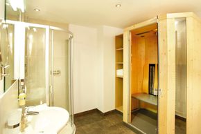 Badezimmer mit Dusche und Infrarotkabine