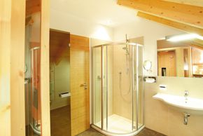 Badezimmer mit Dusche und Infrarotkabine