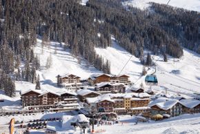Hotel Enzian liegt direkt an der Skipiste.
