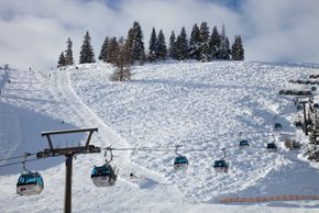 Hotel Enzian liegt direkt an der Skipiste.