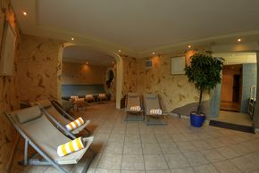 Gemütlicher Wellnessbereich mit Ruheraum und Wärmebank im Flattacher Hof