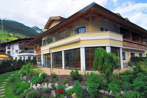 Sommer- Aussenansicht Hotel Garni