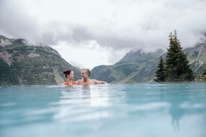 Infinty-Outdoor-Pool im Alpin Spa