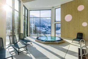 Indoor Jacuzzi mit Aussicht auf die Berge