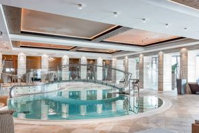 Hallenbad im Hotel Gotthard-Zeit