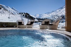 Außenbecken mit Blick auf die Skipiste Obergurgl