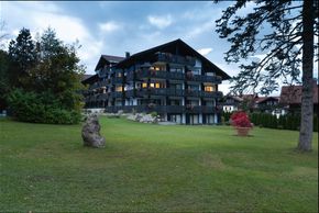 Hotel Rückseite Gartenanlage