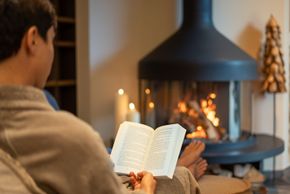 Lesen vor dem Kamin