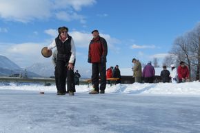 Eisstockschießen am Weissensee in Kärnten