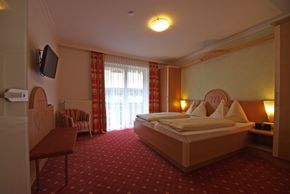 Alle Zimmer, Junior Suite, Suiten und Studios mit Balkon.