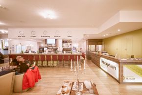 Lobbybar und Rezeption im Hotel Planai