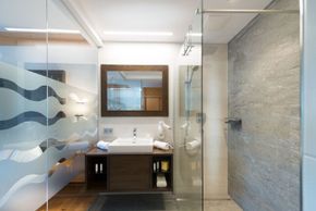 Urquellzimmer mit verglasten Bad