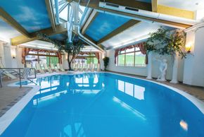 Schwimmbad, beheizter Pool, Hallenbad