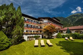 Hotelgarten mit Liegewiese