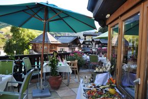 Sonnenterrasse mit Bergpanorama