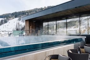 Der Pool wird ganzjährig beheizt.