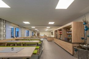 Speisesaal mit Buffet und Getränkebar