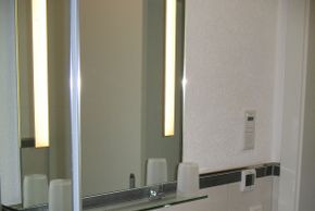 modernes Badezimmer mit Regendusche, Radio, Handtuchtrockner ...