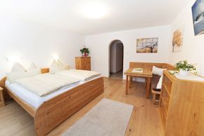 Familienzimmer mit 2 getrennten Räumen und Verbindungstüre, mit Balkon