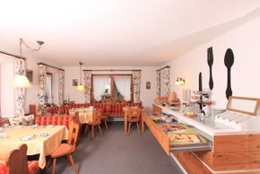 Gäsestube mit modernem Walserbuffet