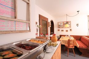 Täglich wechselnde Warme Speisen und Saftbar