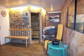 kleiner Wellnessbereich mit Sauna, Infrarot-Kabine und Solarium