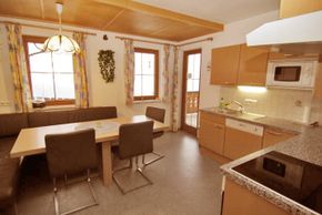 geräumige gut ausgestattete Küche mit Zugang zur Terrasse