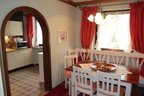 Blick vom Esszimmer in die Küche