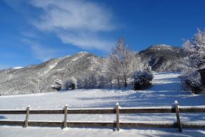 Winterwanderweg hinter dem Haus