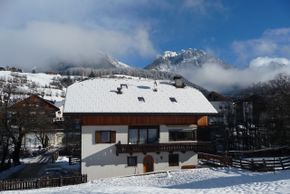 Ciasa Morin mit Bergkulisse