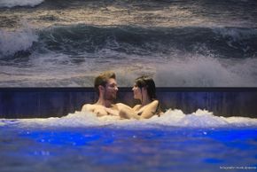 Hallenbad mit Sprudelliegen